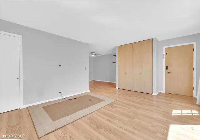 Listing Photo 5 - Condo for sale in building located at 1450 Plymouth Pl, Glenview, IL 60025 - Unit #2W