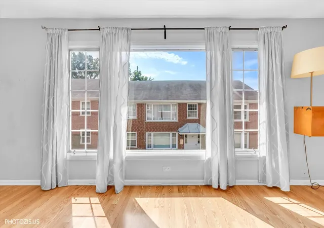 Listing Photo 4 - Condo for sale in building located at 1450 Plymouth Pl, Glenview, IL 60025 - Unit #2W