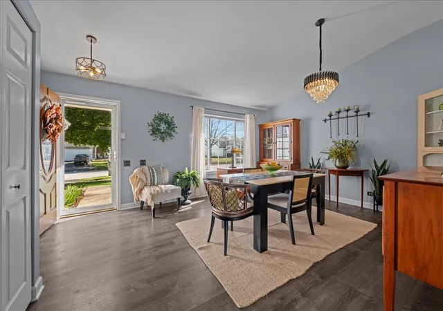 Photo 4 of Single family home for sale at 1402 Green Oak Trl, Aurora, IL 60506 | MLS# 12788971 | Listing updated on 2026-10-22