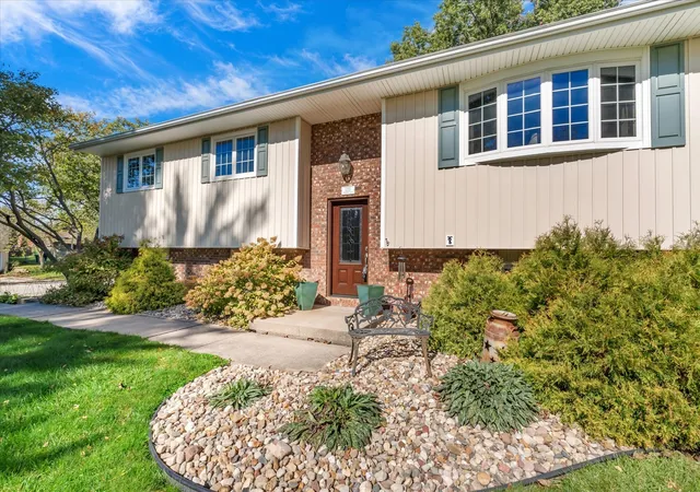 Photo 4 of Single family home for sale at 1201 Meadow Ln, Colona, IL 61241 | MLS# 12789000 | Listing updated on 2026-10-22
