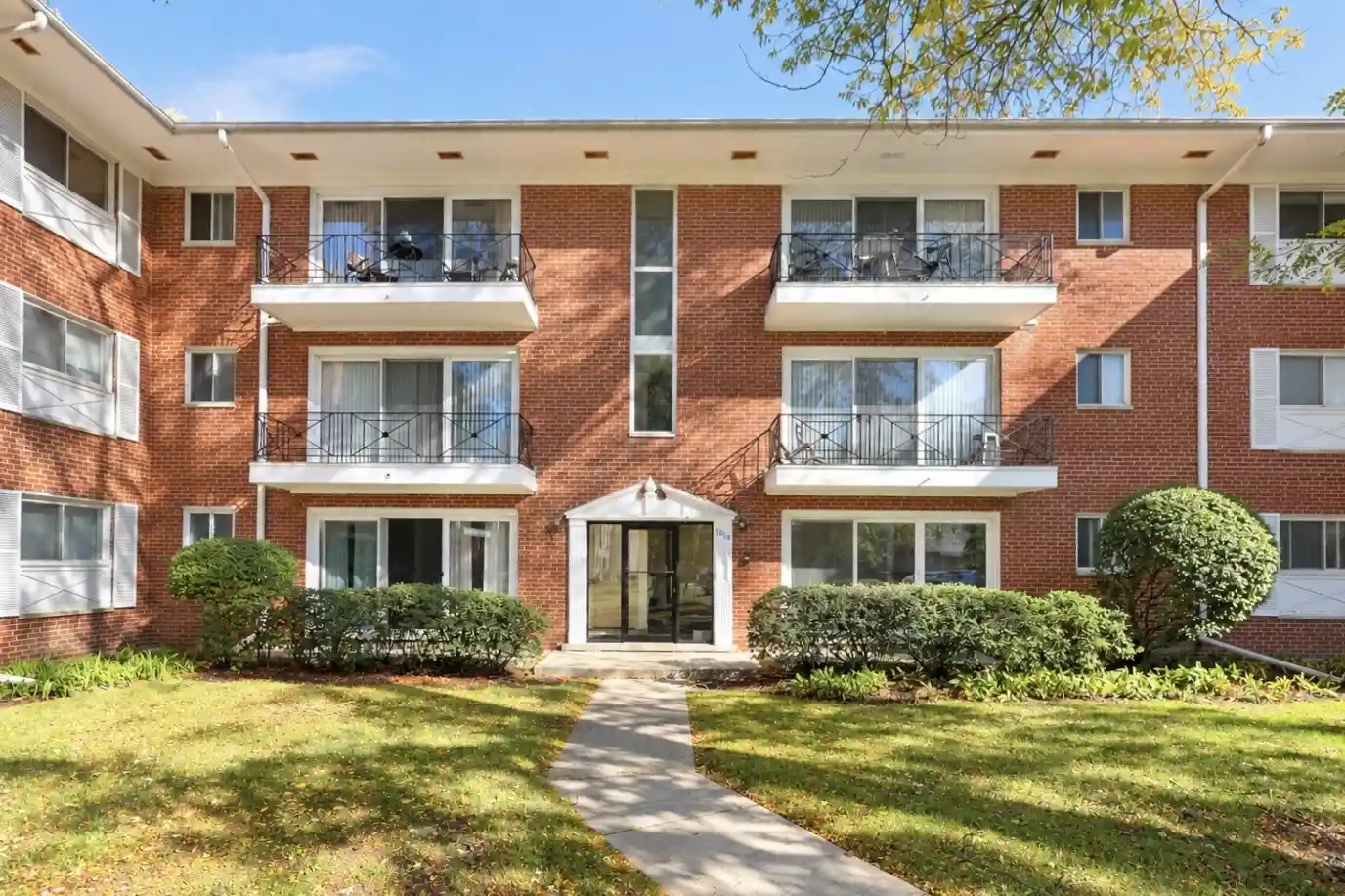 Listing Photo 1 - Condo for sale in 10115 Old Orch Ct located at 10115 Old Orch Ct, Skokie, IL 60076 - Unit #104
