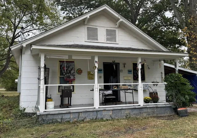 Single family home for sale at 482 N Howard St, Duquoin, IL 62832 | MLS# 12789011