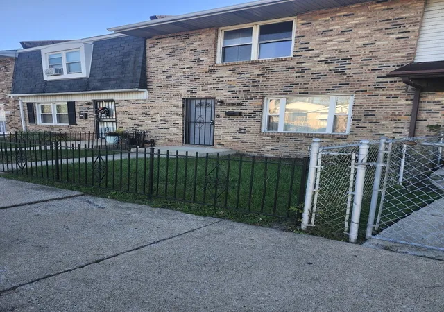 Photo 1 of Townhouse for sale at 10923 S Vincennes Ave, Chicago, IL 60643 | MLS# 12789029 | Listing updated on 2026-10-20