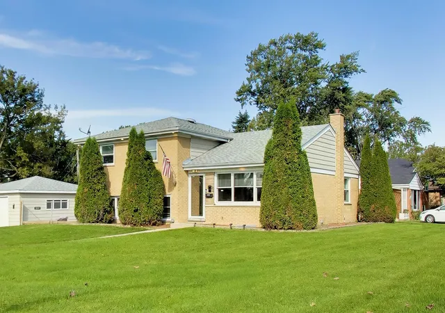 Single family home for sale at 44 Cranbrook Dr, Des Plaines, IL 60016 | MLS# 12789034