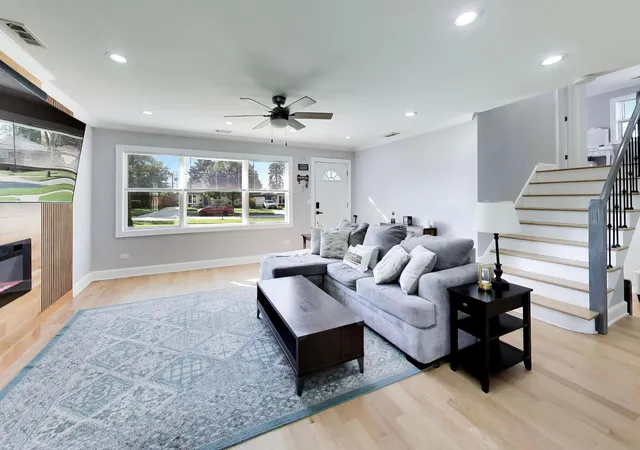Photo 2 of Single family home for sale at 44 Cranbrook Dr, Des Plaines, IL 60016 | MLS# 12789034 | Listing updated on 2026-10-27
