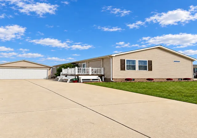 Photo 2 of Manufactured home for sale at 10864 W Turnberry Dr, Frankfort, IL 60423 | MLS# 12789066 | Listing updated on 2026-10-28