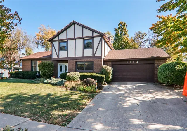Photo 2 of Single family home for sale at 2924 Capen Dr, Bloomington, IL 61704 | MLS# 12789076 | Listing updated on 2026-10-20