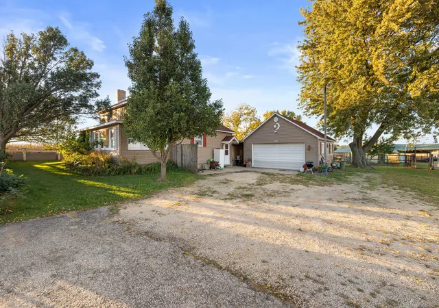 Photo 3 of Single family home for sale at 30082 Holly Rd, Sterling, IL 61081 | MLS# 12789078 | Listing updated on 2026-10-20
