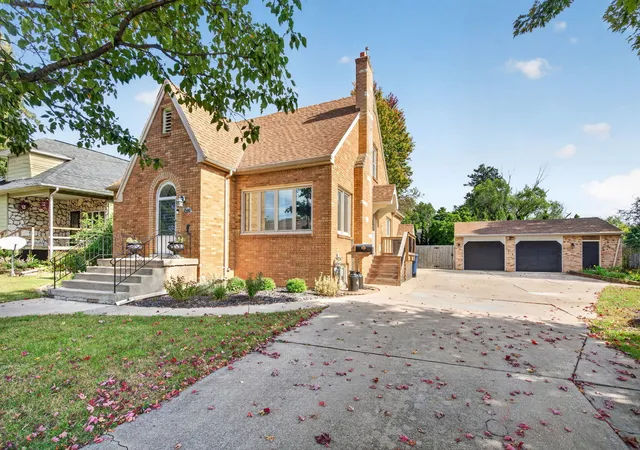 Photo 2 of Single family home for sale at 1500 Tonti St, La Salle, IL 61301 | MLS# 12789087 | Listing updated on 2026-10-22