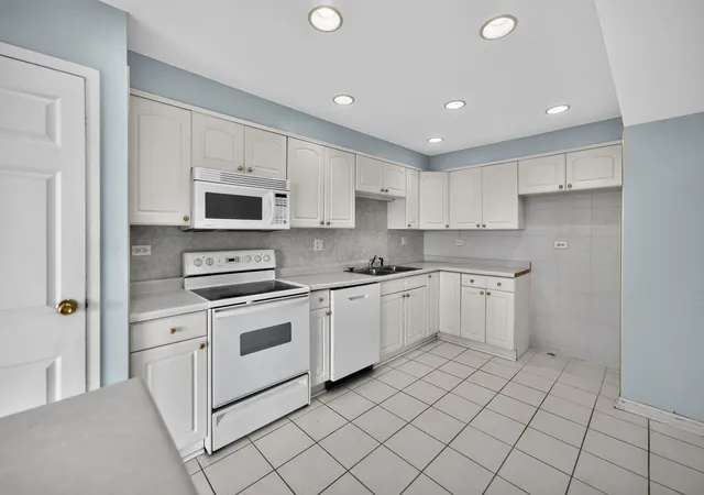 Photo 4 of Condo for sale at 1727 W Crystal Ln #611, Mount Prospect, IL 60056 | MLS# 12789101 | Listing updated on 2026-10-20