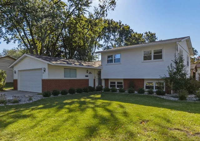 Photo 1 of Single family home for sale at 1101 E Barberry Ln, Mount Prospect, IL 60056 | MLS# 12789112 | Listing updated on 2026-10-27