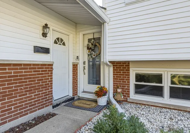 Photo 2 of Single family home for sale at 1101 E Barberry Ln, Mount Prospect, IL 60056 | MLS# 12789112 | Listing updated on 2026-10-27