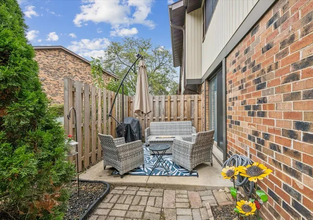 Listing Photo 4 - Condo for sale in building located at 7336 Winthrop Wy, Downers Grove, IL 60516 - Unit #5