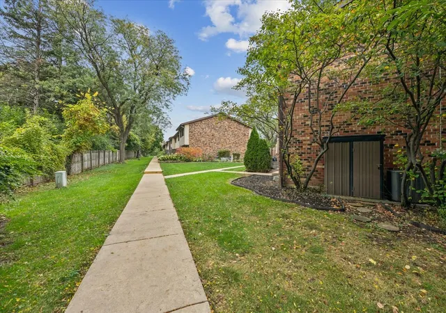 Listing Photo 5 - Condo for sale in building located at 7336 Winthrop Wy, Downers Grove, IL 60516 - Unit #5