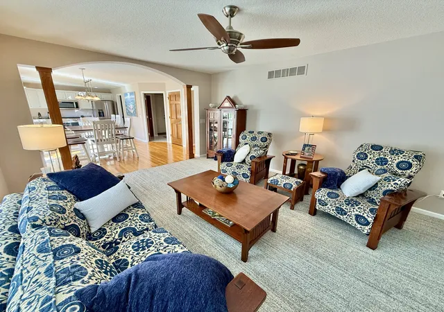 Photo 3 of Single family home for sale at 1127 Meadowview Ln, Davenport, IA 52806 | MLS# 12789172 | Listing updated on 2026-10-22