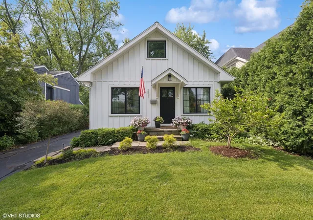 Single family home for sale at 291 Oak St, Glen Ellyn, IL 60137 | MLS# 12789178