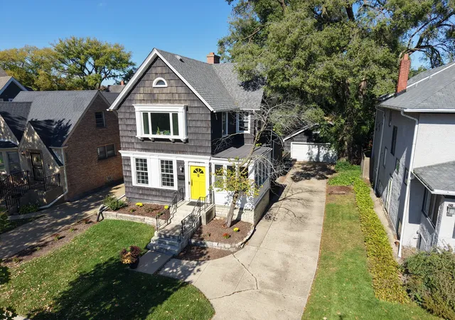 Photo 2 of Single family home for sale at 250 Iowa St, Oak Park, IL 60302 | MLS# 12789206 | Listing updated on 2026-10-22