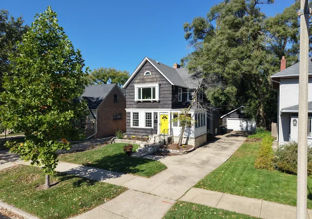 Photo 3 of Single family home for sale at 250 Iowa St, Oak Park, IL 60302 | MLS# 12789206 | Listing updated on 2026-10-22