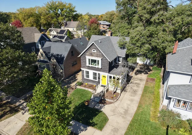 Photo 3 of Single family home for sale at 250 Iowa St, Oak Park, IL 60302 | MLS# 12789206 | Listing updated on 2026-10-22