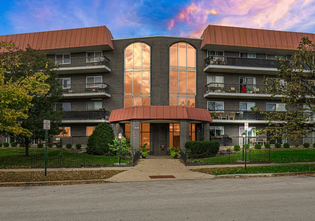 Condo for sale at 4840 Foster St #105, Skokie, IL 60077 | MLS# 12789214