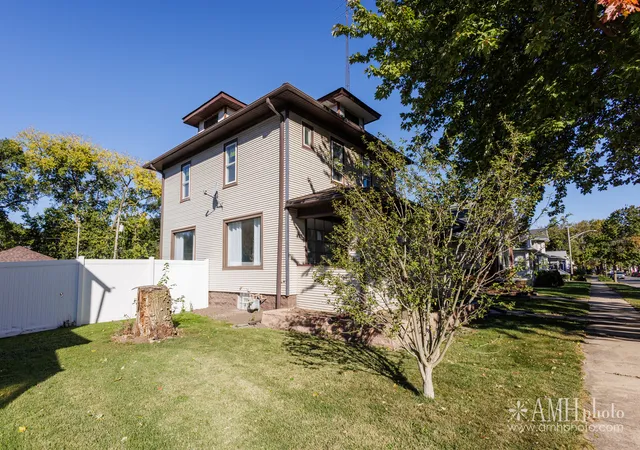 Photo 3 of Single family home for sale at 657 S Poplar Ave, Kankakee, IL 60901 | MLS# 12789280 | Listing updated on 2026-10-21