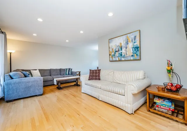 Photo 3 of Single family home for sale at 1007 Confederation Dr, Bartlett, IL 60103 | MLS# 12789294 | Listing updated on 2026-10-27