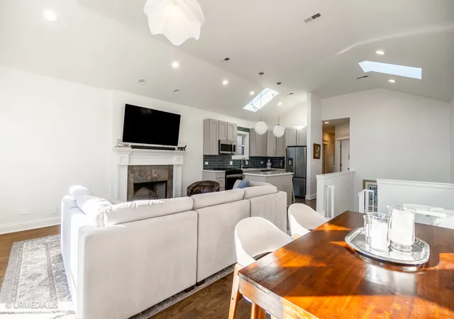Listing Photo 5 - Condo for sale in building located at 3316 N Clifton Ave, Chicago, IL 60657 - Unit #3