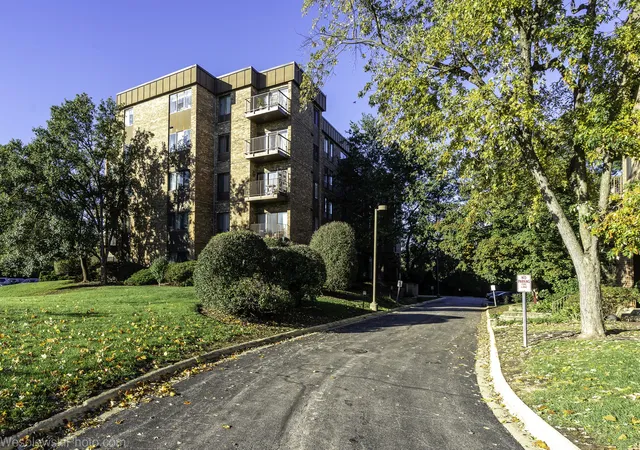 Photo 3 of Condo for sale at 425 Walnut Crk Ln #1305, Lisle, IL 60532 | MLS# 12789319 | Listing updated on 2026-10-20