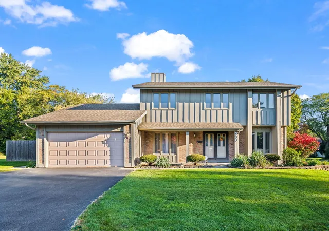 Single family home for sale at 330 Ventura Clb Dr, Roselle, IL 60172 | MLS# 12789326