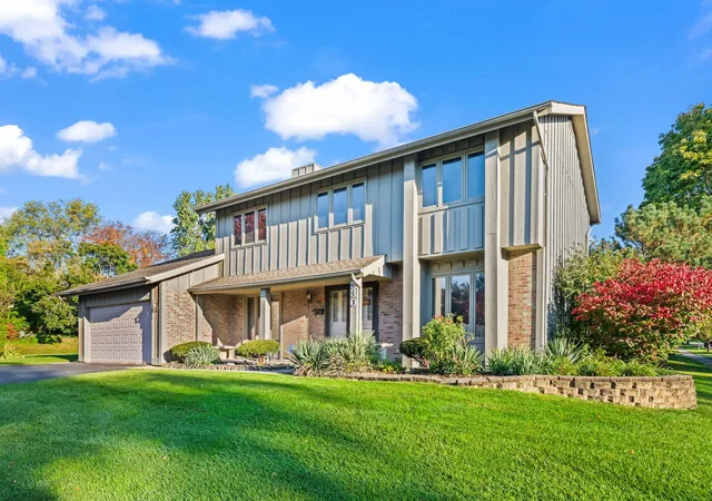 Photo 1 of Single family home for sale at 330 Ventura Clb Dr, Roselle, IL 60172 | MLS# 12789326 | Listing updated on 2026-10-29