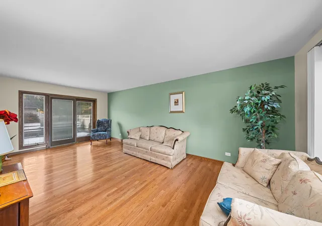 Photo 3 of Single family home for sale at 330 Ventura Clb Dr, Roselle, IL 60172 | MLS# 12789326 | Listing updated on 2026-10-29