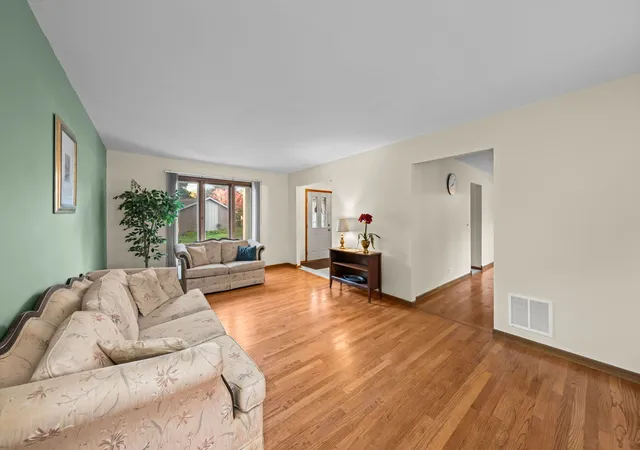 Photo 4 of Single family home for sale at 330 Ventura Clb Dr, Roselle, IL 60172 | MLS# 12789326 | Listing updated on 2026-10-29