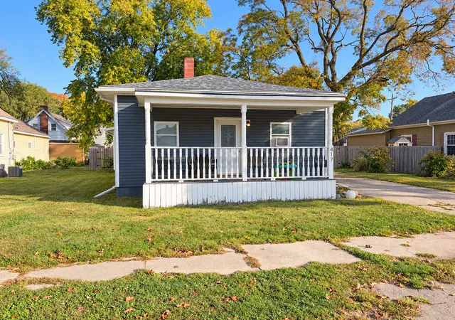 Single family home for sale at 417 W Washington St, Clinton, IL 61727 | MLS# 12789340