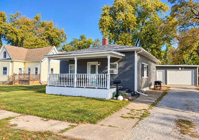 Photo 1 of Single family home for sale at 417 W Washington St, Clinton, IL 61727 | MLS# 12789340 | Listing updated on 2026-10-28