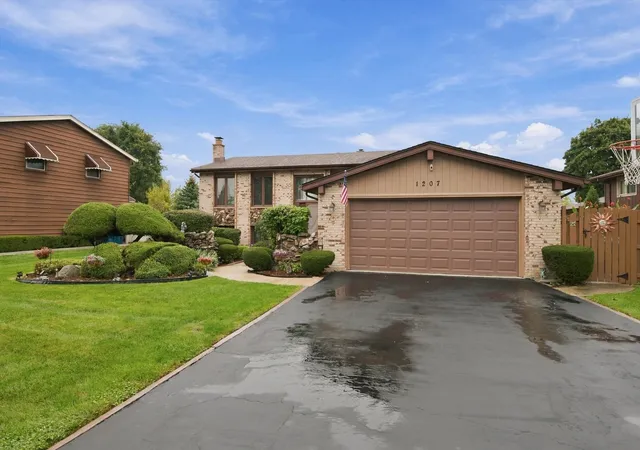 Photo 2 of Single family home for sale at 1207 N Fischer Dr, Addison, IL 60101 | MLS# 12789345 | Listing updated on 2026-10-29