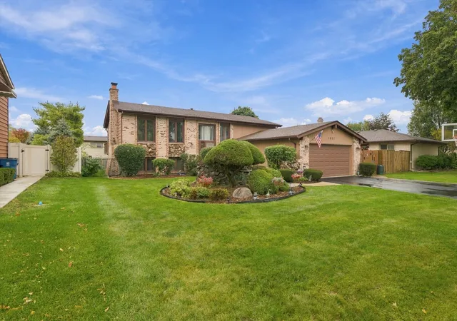 Photo 3 of Single family home for sale at 1207 N Fischer Dr, Addison, IL 60101 | MLS# 12789345 | Listing updated on 2026-10-29