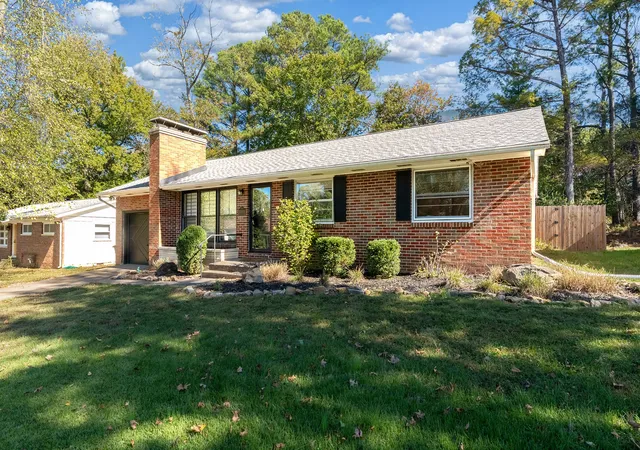 Photo 1 of Single family home for sale at 805 S Skyline Dr, Carbondale, IL 62901 | MLS# 12789363 | Listing updated on 2026-10-29