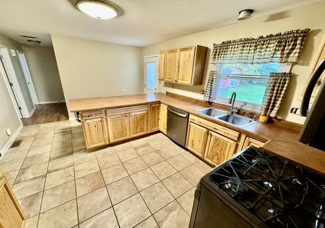 Photo 3 of Single family home for sale at 918 Townsend St, Sycamore, IL 60178 | MLS# 12789370 | Listing updated on 2026-10-21