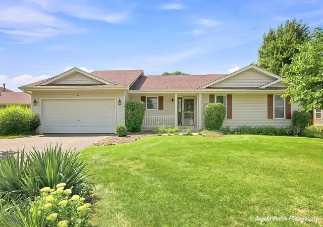 Single family home for sale at 419 Wimbleton Trl, McHenry, IL 60050 | MLS# 12789371