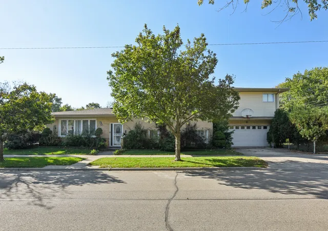 Photo 4 of Single family home for sale at 8440 Le Claire Ave, Skokie, IL 60077 | MLS# 12789412 | Listing updated on 2026-10-28