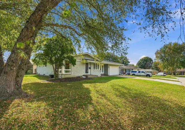Photo 3 of Sale Pending at 2740 32nd Avenue Ct, Rock Island, IL 61201 | MLS# 12789418 | Listing updated on 2026-10-22