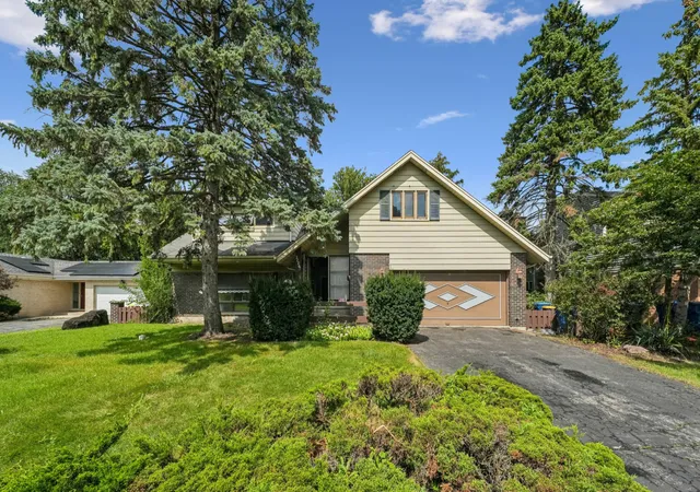 Single family home for sale at 2720 Appletree Ln, Northbrook, IL 60062 | MLS# 12789446