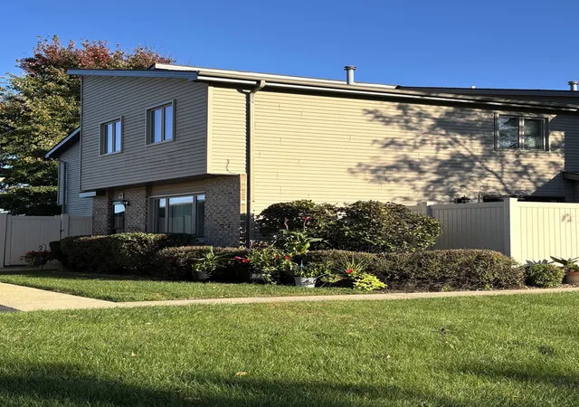 Photo 2 of Condo for sale at 776 Lake Rd #776, New Lenox, IL 60451 | MLS# 12789454 | Listing updated on 2026-10-22