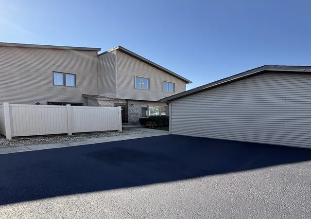 Photo 3 of Condo for sale at 776 Lake Rd #776, New Lenox, IL 60451 | MLS# 12789454 | Listing updated on 2026-10-22