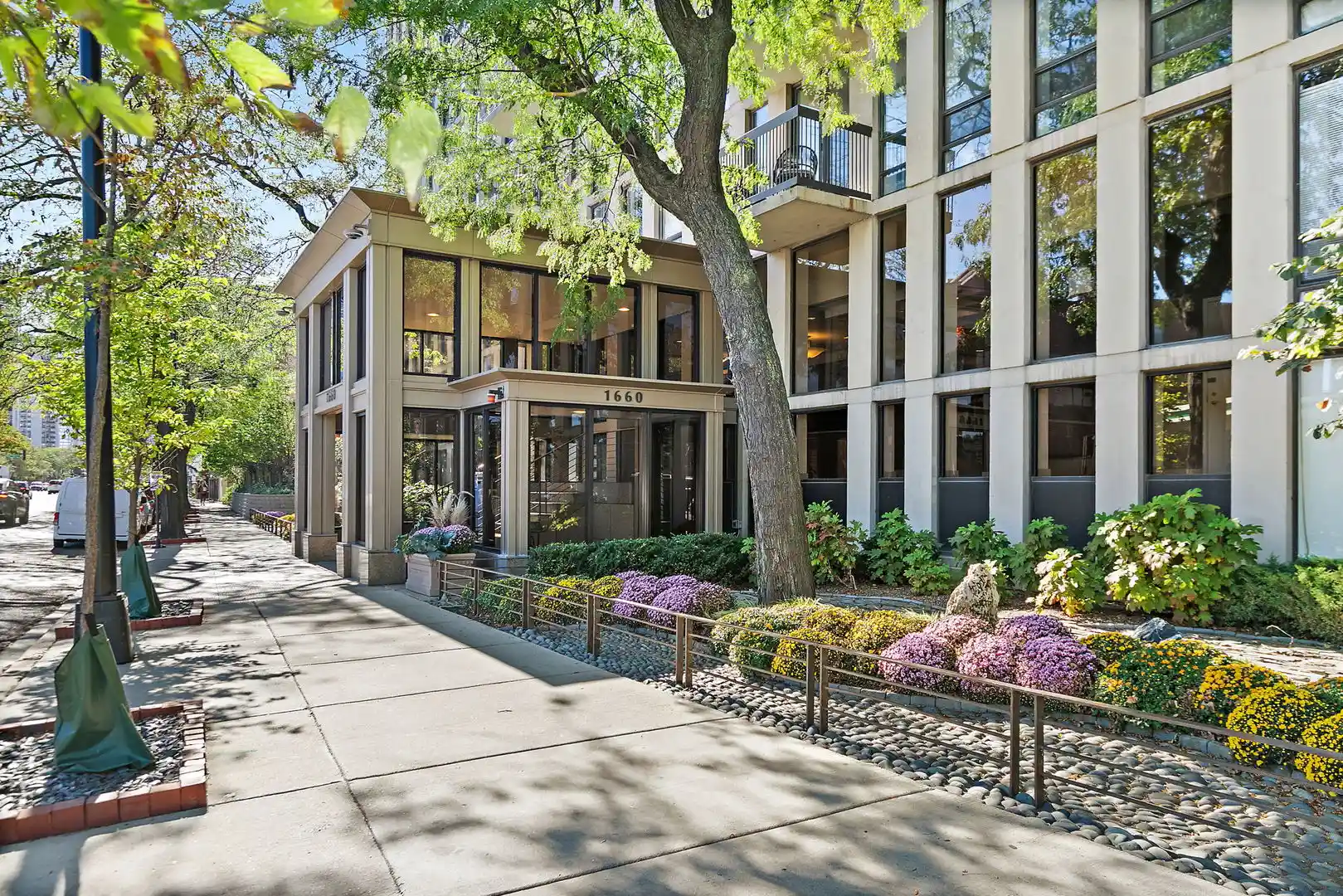 Listing Photo 2 - Condo for sale in 1660 N Lasalle Dr located at 1660 N Lasalle Dr, Chicago, IL 60614 - Unit #305