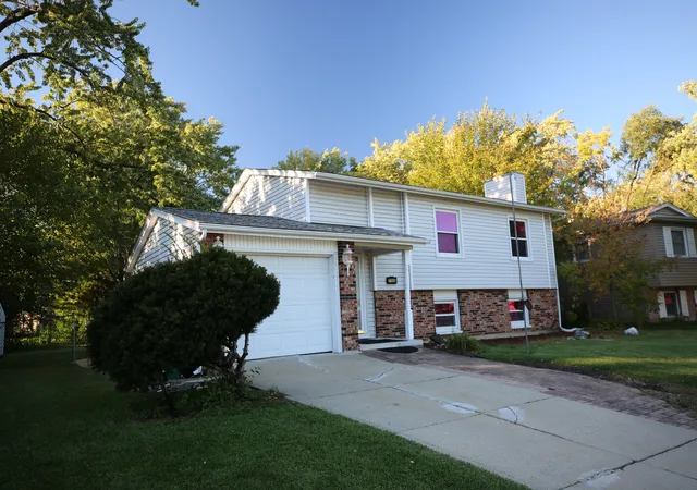 Photo 2 of Single family home for sale at 706 Golfview Ter, Buffalo Grove, IL 60089 | MLS# 12789473 | Listing updated on 2026-10-20