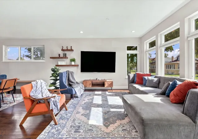 Photo 4 of Single family home for sale at 5200 W Eddy St, Chicago, IL 60641 | MLS# 12789491 | Listing updated on 2026-10-22