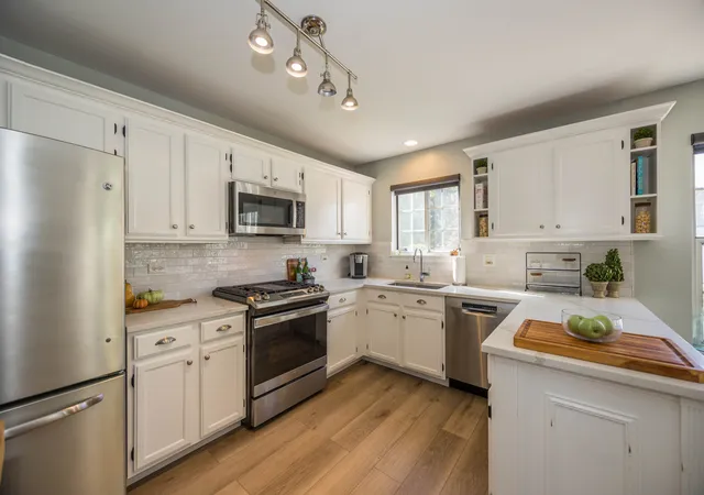 Photo 4 of Townhouse for sale at 650 Sandwedge Pl, Gurnee, IL 60031 | MLS# 12789505 | Listing updated on 2026-10-20