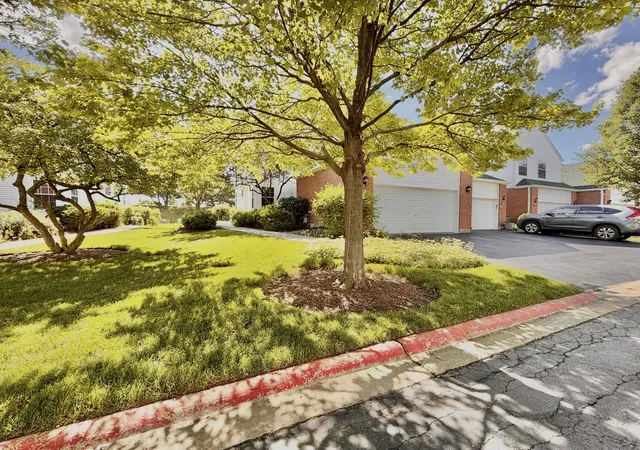Photo 2 of Townhouse for sale at 110 Pembroke Cir, Lake Bluff, IL 60044 | MLS# 12789513 | Listing updated on 2026-10-22