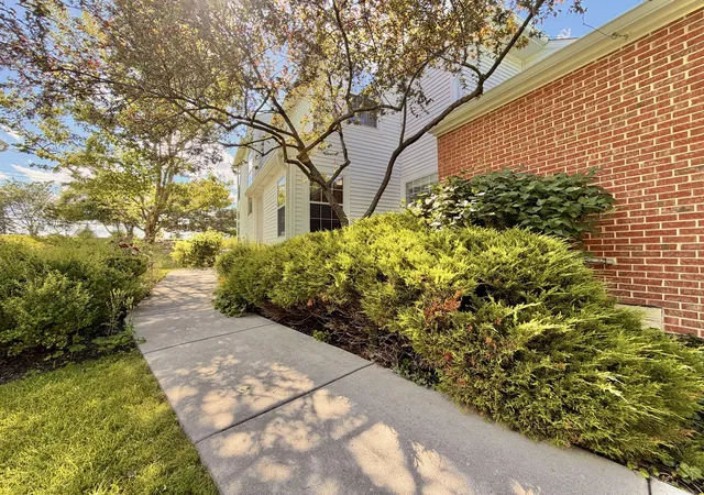 Photo 3 of Townhouse for sale at 110 Pembroke Cir, Lake Bluff, IL 60044 | MLS# 12789513 | Listing updated on 2026-10-22